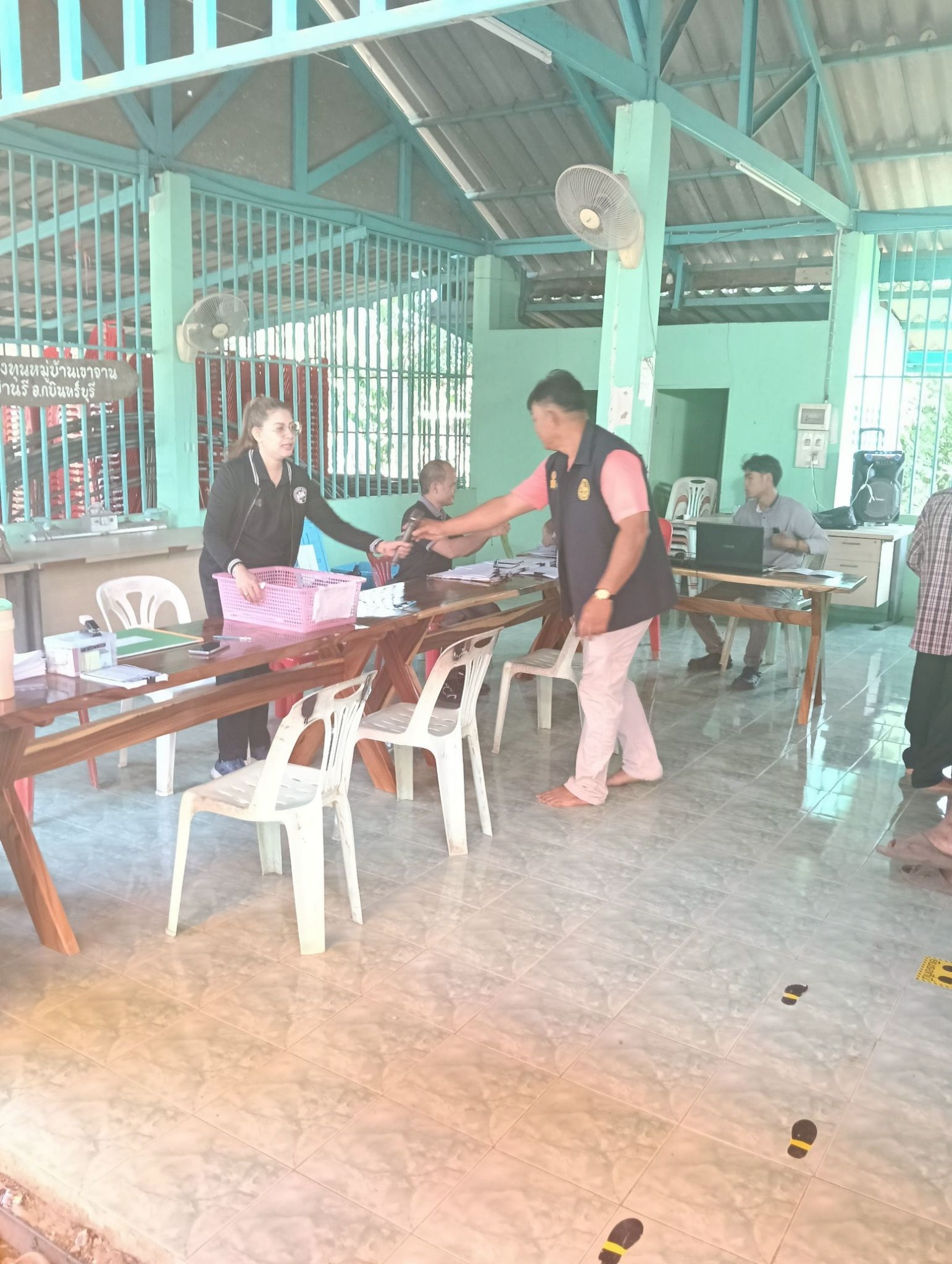 title - วันที่ 1 เมษายน 2569 นายวิทูล ประดิษฐ์บุญ ปฏิรูปที่ดินจังหวัดปราจีนบุรี มอบหมายให้ นายลิขิต ผันผ่อน ผู้อำนวยการกลุ่มกฎหมาย นางสาวปาริชาติ ศรีปราชญ์ ผู้อำนวยการกลุ่มยุทธศาสตร์และการปฏิรูปที่ดิน พร้อมด้วย เจ้าหน้าที่ ส.ป.ก.ปราจีนบุรี ลงพื้นที่ออกศูนย์บริการเคลื่อนที่“Mobile Unit” ณ ตำบลย่านรี อำเภอกบินทร์บุรี จังหวัดปราจีนบุรี